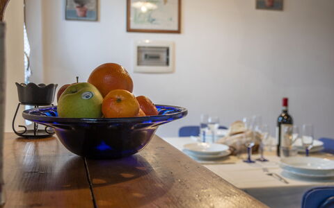 Il Borgo Apartment: Mesa, Vajilla, Vajilla, Marco, Comida, Madera, Fruta, Diseño De Interiores, Plato, Utensilios Para Servir