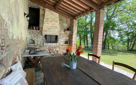 Podere La Sterza: Mesa, Mueble, Planta, Edificio, Madera, Maceta, Silla, Diseño De Interiores, Árbol, Casa