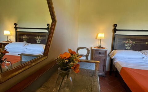 Podere La Sterza: Mueble, Espejo, Comodidad, Flor, Edificio, Encendiendo, Marco De La Cama, Lámpara, Diseño De Interiores, Suelo