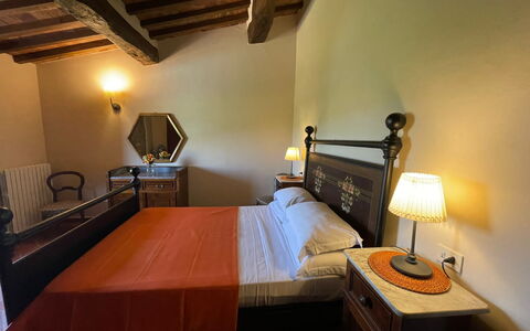 Podere La Sterza: Mueble, Propiedad, Comodidad, Madera, Lámpara, Encendiendo, Cama, Marco De La Cama, Diseño De Interiores, Suelo