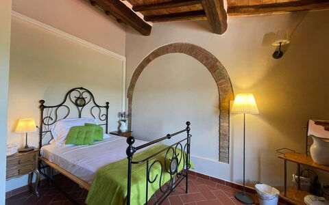 Podere La Sterza: Propiedad, Mueble, Edificio, Ligero, Comodidad, Arquitectura, Marco De La Cama, Madera, Diseño De Interiores, Suelo