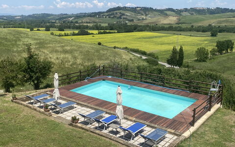 Podere La Sterza: Agua, Cielo, Planta, Piscina, Árbol, Nube, Mueble Para Exteriores, Paisaje Natural, Rectángulo, Silla
