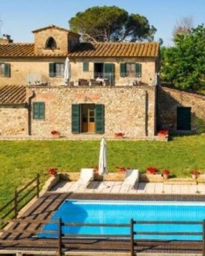 Podere La Sterza: Planta, Propiedad, Edificio, Ventana, Cielo, Árbol, Agua, Naturaleza, Piscina, Casa