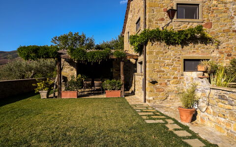 Casale Montanare: Planta, Cielo, Propiedad, Ventana, Edificio, El Terreno Del Lote, Hierba, Barrio Residencial, Barrio, Cabaña