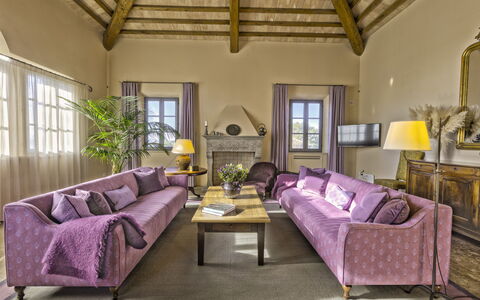 Podere D'Asso: Mesa, Sofá, Planta, Mueble, Propiedad, Ventana, Marco, Edificio, Púrpura, Comodidad