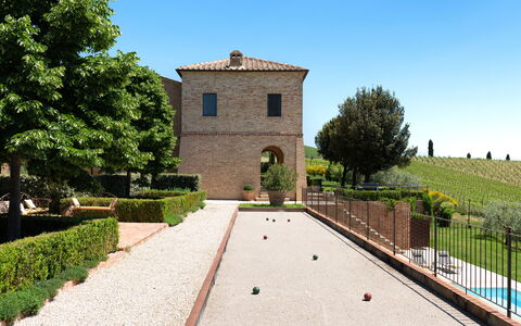 Podere D'Asso: Planta, Cielo, Propiedad, Edificio, Árbol, Casa, Ventana, Hierba, Ocio, Recreación