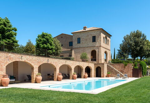 Podere D'Asso: Planta, Cielo, Edificio, Agua, Árbol, Hierba, Casa, Paisaje, Barrio Residencial, Ocio