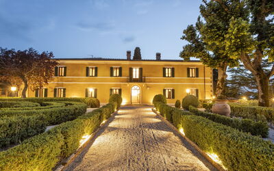 Villa Pianoia: Cielo, Planta, Edificio, Árbol, Nube, Casa, Ventana, Hierba, Paisaje, Barrio Residencial