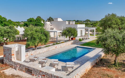 Trullo Under The Apulian Sky: Propiedad, Cielo, Edificio, Planta, Árbol, Azur, Agua, Arquitectura, Piscina, Nube