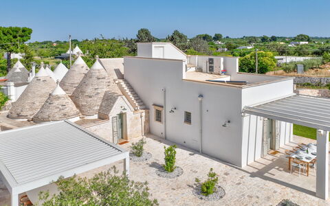 Trullo Under The Apulian Sky: Planta, Cielo, Edificio, Propiedad, Ventana, Árbol, Casa, El Terreno Del Lote, Diseño Urbano