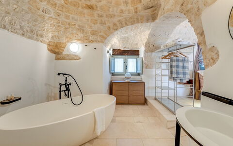 Trullo Under The Apulian Sky: Bañera, Arreglo De Tubería, Grifo, Espejo, Lavabo, Baño, Madera, Ventana, Diseño De Interiores, Suelo