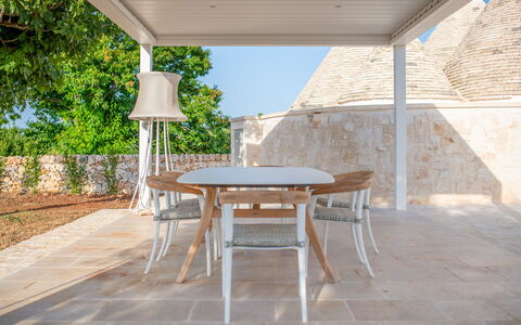 Trullo Under The Apulian Sky: Mesa, Planta, Mueble, Silla, Madera, Mesa Al Aire Libre, Diseño De Interiores, Mueble Para Exteriores, Sombra, Árbol
