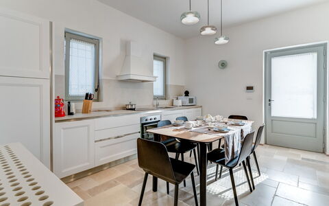 Trullo Under The Apulian Sky: Mueble, Mesa, Gabinetes, Mostrador, Ventana, Silla, Madera, Diseño De Interiores, Cocina, Arquitectura