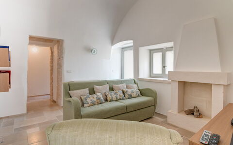 Trullo Under The Apulian Sky: Propiedad, Sofá, Marco, Comodidad, Madera, Diseño De Interiores, Suelo, Piso, Sala