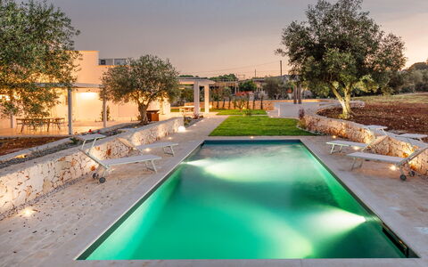 Trullo Under The Apulian Sky: Agua, Planta, Cielo, Propiedad, Ligero, Edificio, Piscina, Árbol, Encendiendo, Cuerpo De Agua