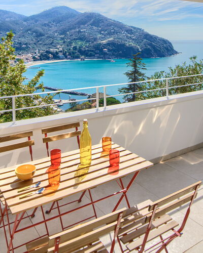 Casa Grande Mare - Levanto: Agua, Cielo, Edificio, Propiedad, Nube, Madera, Silla, Mueble Para Exteriores, Sombra, Casa