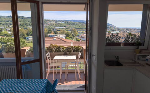 Appartamento La Castellana: Propiedad, Cielo, Mesa, Azur, Edificio, Ventana, Sombra, Diseño De Interiores, Madera