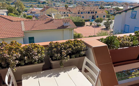 Appartamento La Castellana: Cielo, Planta, Propiedad, Edificio, Nube, Sombra, Mueble Para Exteriores, Arquitectura, Diseño De Interiores, Mesa