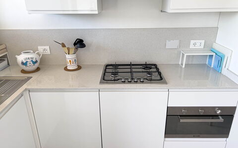 Appartamento La Castellana: Gabinetes, Mostrador, Propiedad, Mueble, Estufa De Cocina, Aparato De Cocina, Cocina, Electrodoméstico, Estufa, Diseño De Interiores