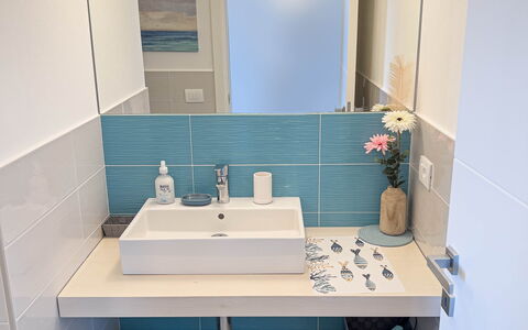 Appartamento La Castellana: Espejo, Grifo, Lavabo, Arreglo De Tubería, Lavabo Del Baño, Edificio, Baño, Diseño De Interiores, Madera, Piso