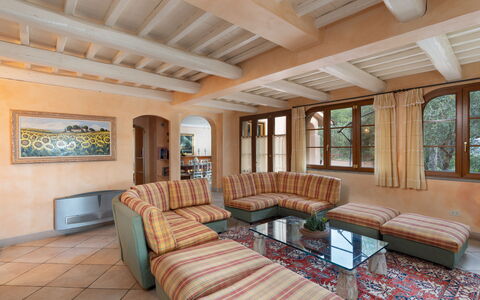 Villa Morellino: Mesa, Sofá, Propiedad, Mueble, Ventana, Madera, Marco, Sala, Diseño De Interiores, Planta