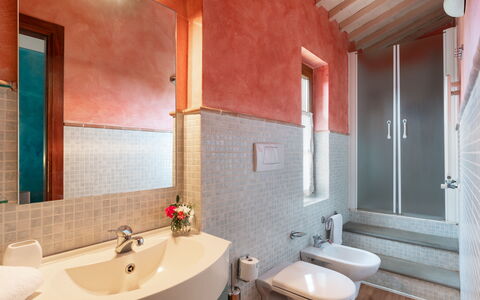 Villa Morellino: Espejo, Grifo, Arreglo De Tubería, Lavabo, Propiedad, Lavabo Del Baño, Baño, Madera, Arquitectura, Diseño De Interiores