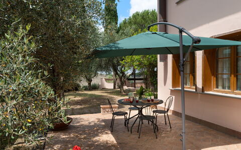 Villa Morellino: Planta, Mueble, Mesa, Edificio, Silla, Árbol, Paraguas, Sombra, Mueble Para Exteriores, Mesa Al Aire Libre
