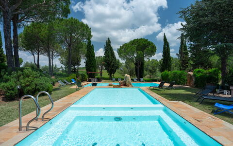 Villa Morellino: Planta, Agua, Nube, Cielo, Propiedad, Piscina, Azur, Árbol, Hierba, Ocio