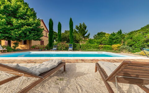 Casa Bellavista: Agua, Cielo, Planta, Piscina, Edificio, Árbol, Sombra, Mueble Para Exteriores, Casa, Rectángulo