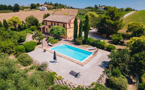 Casa Bellavista: Arbusto, Casa, Inmuebles, Casa, Asentamientos Humanos, Casa De Campo, Piscina, Jardín, Cabaña