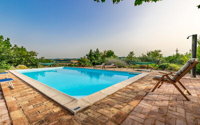 Casa Bellavista: Agua, Cielo, Planta, Edificio, Propiedad, Piscina, Azur, Árbol, Sombra, Rectángulo