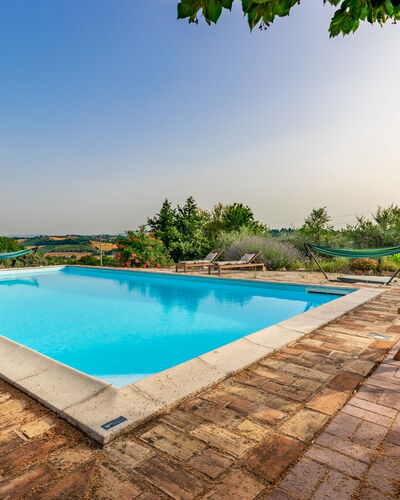 Casa Bellavista: Agua, Cielo, Planta, Edificio, Propiedad, Piscina, Azur, Árbol, Sombra, Rectángulo