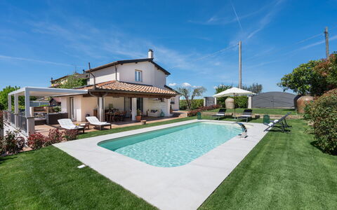 Villa Di Pillo: Cielo, Planta, Nube, Propiedad, Edificio, Azur, Árbol, Agua, Piscina, Casa