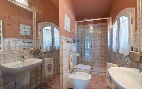 Villa Di Pillo: Marrón, Espejo, Grifo, Arreglo De Tubería, Lavabo, Propiedad, Lavabo Del Baño, Baño, Púrpura