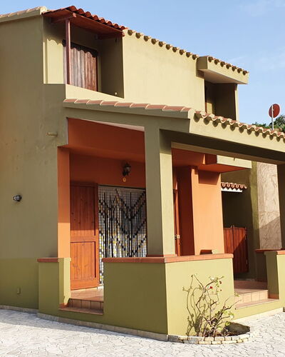Luli: Agua, Planta, Edificio, Cielo, Tiempo De Día, Propiedad, Azul, Azur, Piscina, Rascacielos