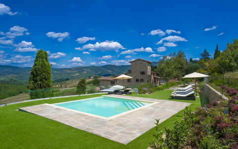 La Torre Di Panzano: Cielo, Nube, Planta, Propiedad, Edificio, Azur, El Terreno Del Lote, Árbol, Paisaje Natural, Hierba