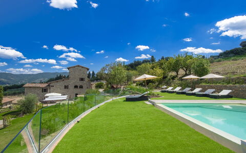La Torre Di Panzano: Nube, Cielo, Planta, Agua, Edificio, Paisaje Natural, Piscina, Hierba, Árbol, Arecales