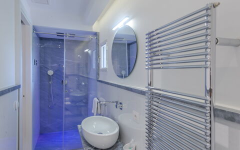 La Torre Di Panzano: Arreglo De Tubería, Edificio, Espejo, Baño, Púrpura, Baño, Grifo, Casa, Lavabo, Asiento Del Baño