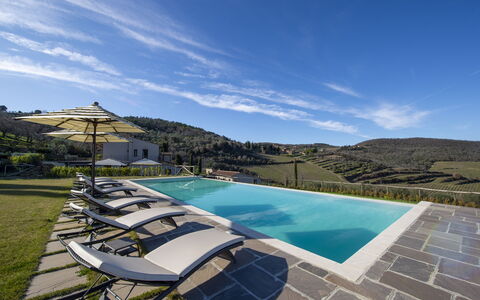 Bella Di Panzano: Nube, Agua, Cielo, Propiedad, Piscina, Planta, Edificio, Azur, Mueble Para Exteriores, Cuerpo De Agua