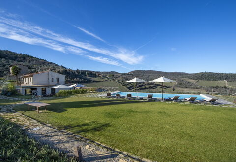 Bella Di Panzano: Cielo, Nube, Planta, Montaña, Tierras Altas, El Terreno Del Lote, Hierba, Ventana, Paisaje Natural, Pradera