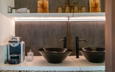 La Torre - Arya Nobile Dimora: Drinkware, Diseño De Interiores, Madera, Utensilios Para Servir, Vajilla, Estantería, Estante, Pared, Vajilla, Cocina