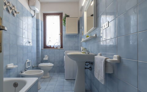 Conero Garden Apartment: Espejo, Grifo, Lavabo, Arreglo De Tubería, Propiedad, Lavabo Del Baño, Baño, Púrpura, Diseño De Interiores, Pared