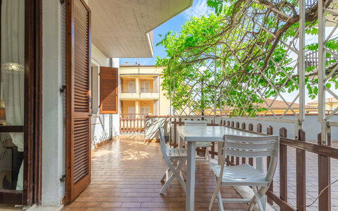 Conero Garden Apartment: Planta, Madera, Silla, Edificio, Suelo, Piso, Ocio, Madera Dura, Árbol, Porche