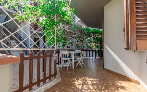 Conero Garden Apartment: Propiedad, Planta, Madera, Diseño De Interiores, Silla, Piso, Pared, Manchas De Madera, Suelo, Bienes Raíces