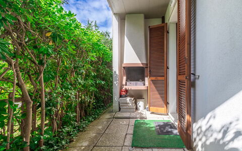 Conero Garden Apartment: Planta, Propiedad, Verde, Edificio, Hierba, Diseño Urbano, Ocio, Paisaje, Fachada, Tintes Y Sombras