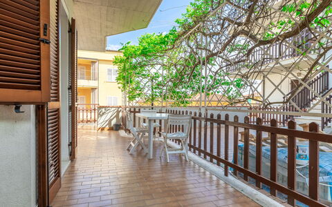 Conero Garden Apartment: Propiedad, Madera, Planta, Suelo, Bienes Raíces, Edificio, Árbol, Madera Dura, Piso, Sombra