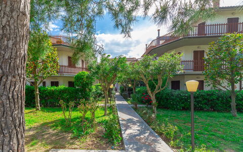 Conero Garden Apartment: Planta, Edificio, Nube, Ventana, Cielo, Árbol, El Terreno Del Lote, Vegetación, Diseño Urbano, Casa