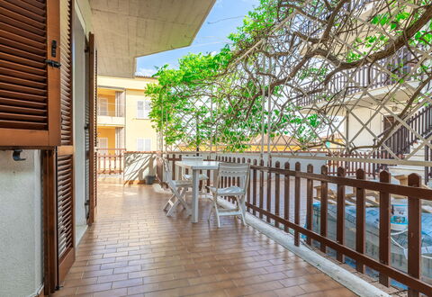 Conero Garden Apartment: Propiedad, Madera, Planta, Suelo, Bienes Raíces, Edificio, Árbol, Madera Dura, Piso, Sombra