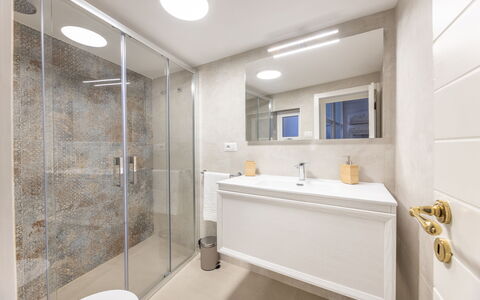 Corte Tiso: Arreglo De Tubería, Grifo, Edificio, Baño, Ventana, Diseño De Interiores, Espejo, Lavabo, Plomería