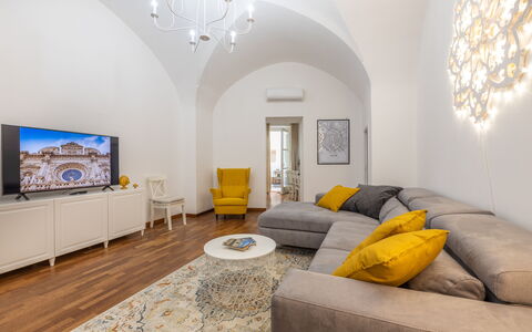 Corte Tiso: Sofá, Mueble, Propiedad, Mesa, Marco, Comodidad, Diseño De Interiores, Madera, Encendiendo, Edificio